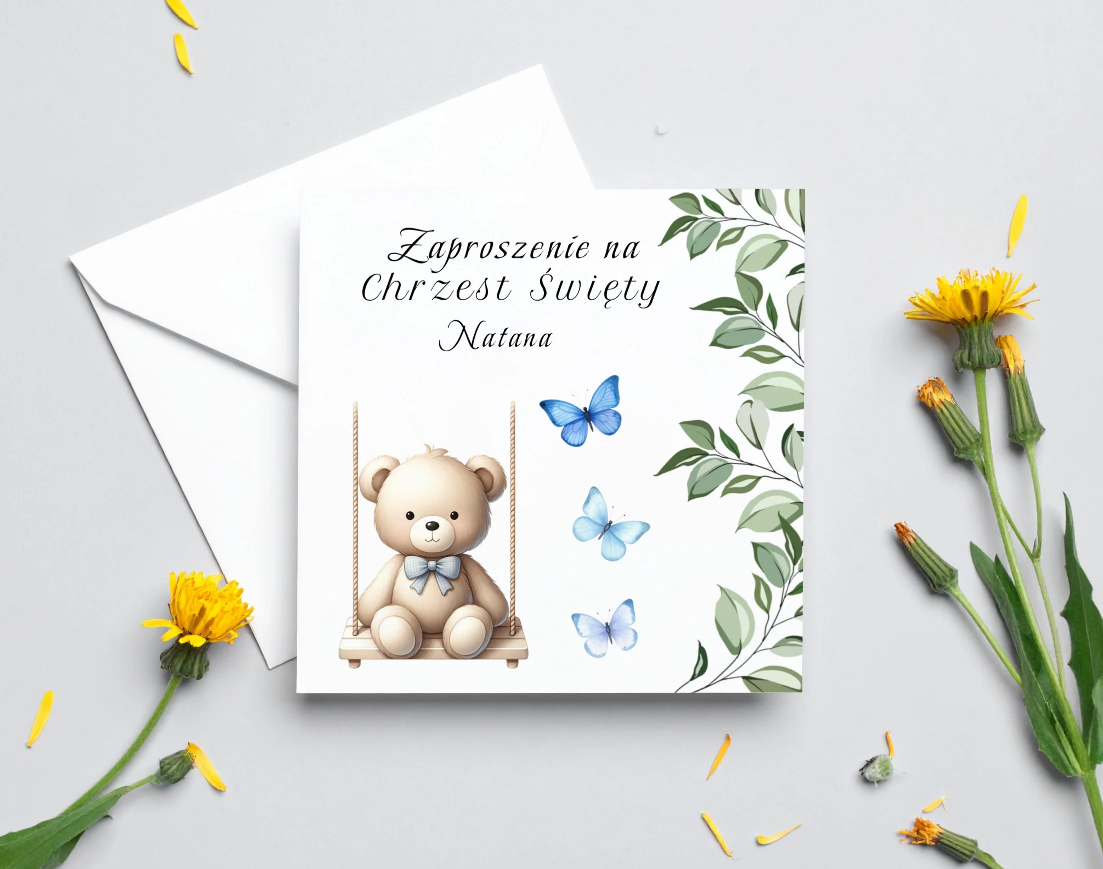 Zaproszenie na Chrzest składane 15x15 z kopertą - Pluszowy miś w niebieskiej muszcze